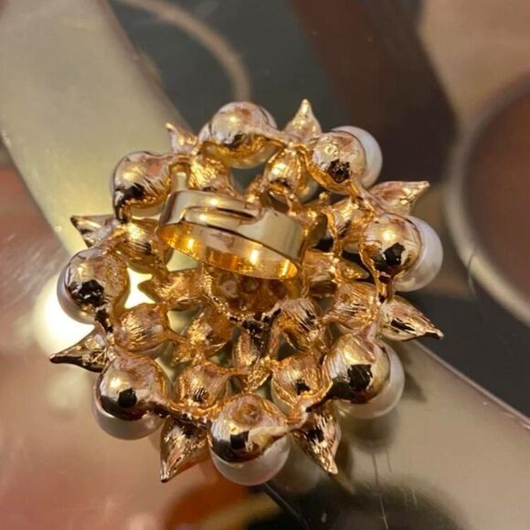 Glamorous Luke Faux Pearl & Diamond Flower Gold Cluster Cocktail Ring - Picture 7 of 10